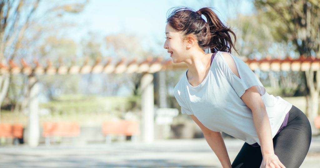 適度な運動は、免疫力をアップさせる効果があります。ただし、過剰な運動は免疫力を下げることがあるため、適度な運動を心がけましょう。